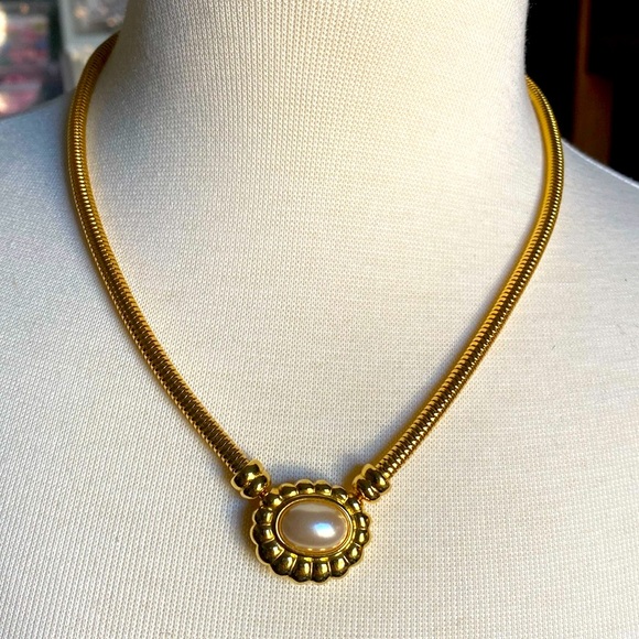 JOAN RIVERS Vintage Goldtone Oval Focal Point Necklace - Picture 2 of 6